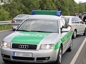 Aufwendige Ermittlungen führte die Polizei nach dem Unfall auf der B 85 bei Ziegelhütten durch, wo nach dem Bierfest 2012 eine Autofahrerin einen Mann aus Weißenbrunn überfuhr und tödlich verletzte. Foto: Stephan Tiroch