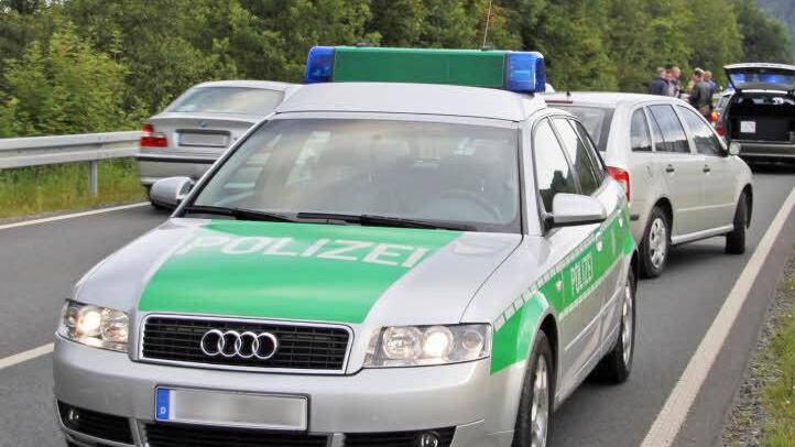 Aufwendige Ermittlungen führte die Polizei nach dem Unfall auf der B 85 bei Ziegelhütten durch, wo nach dem Bierfest 2012 eine Autofahrerin einen Mann aus Weißenbrunn überfuhr und tödlich verletzte. Foto: Stephan Tiroch