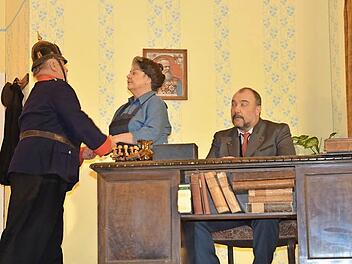 Gendarm Gänswein (Hans Schrepfer, zugleich Autor und Regisseur) wirbt um die Schwester des Bürgermeisters, Tante Rosa (Roswitha Hummel), Der Bürgermeister (Alex Böhm) wird sein Möglichstes dazu tun. Foto: Hofmann