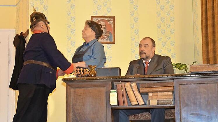 Gendarm Gänswein (Hans Schrepfer, zugleich Autor und Regisseur) wirbt um die Schwester des Bürgermeisters, Tante Rosa (Roswitha Hummel), Der Bürgermeister (Alex Böhm) wird sein Möglichstes dazu tun. Foto: Hofmann