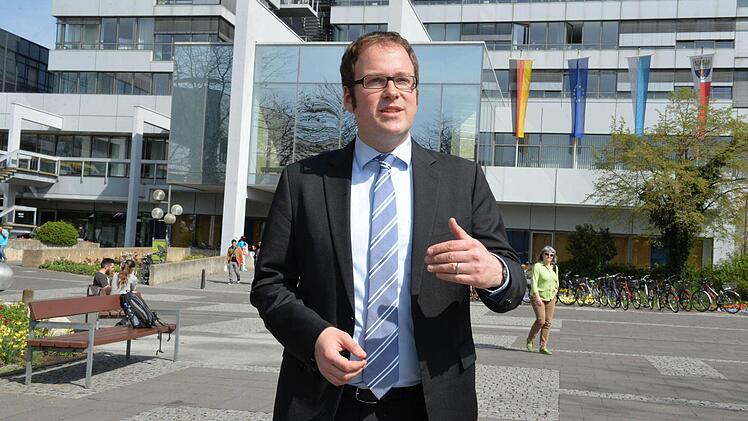 Wir haben dem neuen Erlanger Oberbürgermeister, Florian Janik, vier Bilder gezeigt. Was fällt ihm spontan dazu ein? Foto: Ronald Rinklef