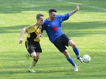 Auf seine Torgefährlichkeit baut der SV Pfaffenhausen: Spielertrainer Andy Möck (rechts, im Zweikampf mit Thulbas Max Hüfner). Foto: ssp