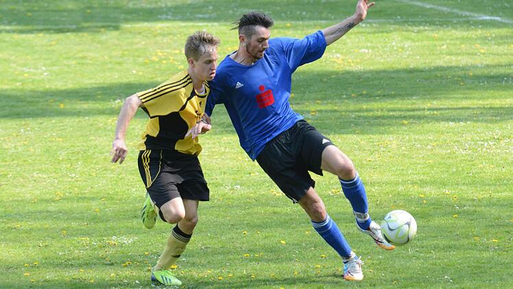 Auf seine Torgefährlichkeit baut der SV Pfaffenhausen: Spielertrainer Andy Möck (rechts, im Zweikampf mit Thulbas Max Hüfner). Foto: ssp