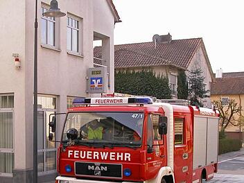 Feuerwehr vor der VR-Bank-Filiale in WeidhausenFotos: Klaus Oelzner