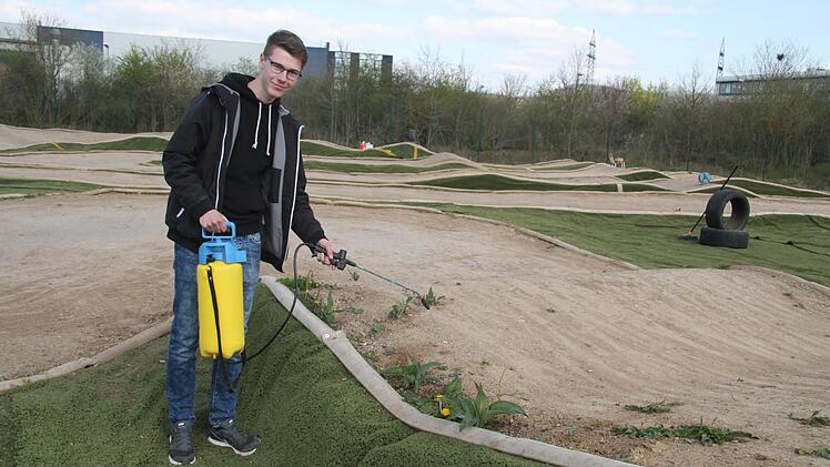 Auch Sebastian Winterstein legt an seiner Haus- und Hof-Rennstrecke mit Hand an. Auf der Strecke sollte möglichst wenig Löwenzahn wachsen. Foto: Sonja Adam