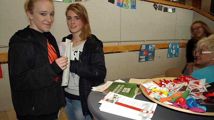 Linda Wachter (li) und Katharina Lauterbach möchten nach der Schulzeit in die Altenpflege einsteigen. Vor Ort informierten sie sich beim Infostand der Caritas. Foto: Susanne Deuerling