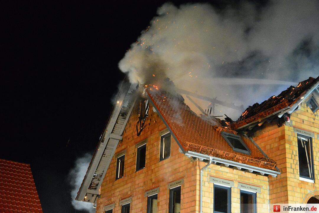 Neugebautes Wohnhaus steht nach Blitzeinschlag lichterloh in Flammen