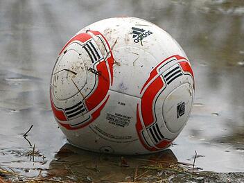 Ein starkes Gewitter mit heftigen Regenfällen ließ die Landesliga-Partie zwischen dem FSV Erlangen-Bruck und dem SSV Kasendorf ins Wasser fallen. Foto: Archiv/Monika Limmer