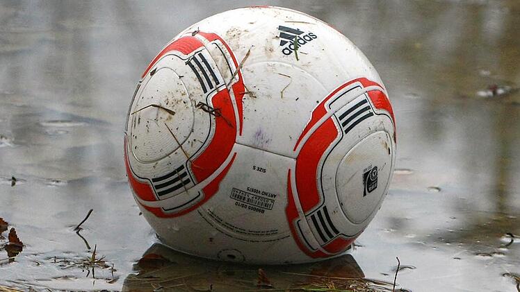 Ein starkes Gewitter mit heftigen Regenfällen ließ die Landesliga-Partie zwischen dem FSV Erlangen-Bruck und dem SSV Kasendorf ins Wasser fallen. Foto: Archiv/Monika Limmer