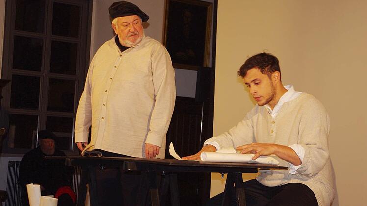 Die großartigen Schauspieler setzten die historischen Abläufe gekonnt in Szene. Das Bild zeigt Lucas Cranach den Älteren (Jürgen Peter, links) und seinen Sohn Lucas Cranach den Jüngeren (Manuel Unterburger, rechts). Foto: Heike Schülein