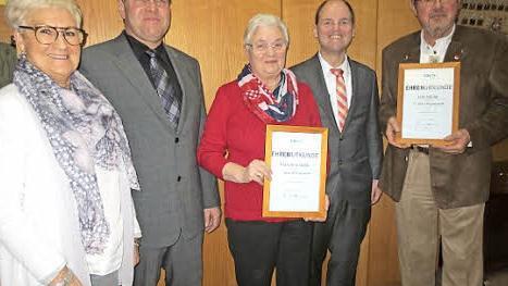Die Ehrung der Mitglieder nahmen (von links) FU-Vorsitzende Gabi Oost und OV-Vorsitzender Edmund Ulm vor. Marianne Weik ist 35 Jahre dabei, Karl Möller 40 Jahre. Dazwischen MdL Michael Hofmann. Foto: map
