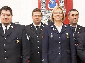 Ehrungen und Wahlen gab es bei der Versammlung der Feuerwehr. Unser Bild zeigt von links: Rüdiger Knötgen (20 Jahre), Benjamin Schulz (neuer Kassier), Monika Petsch (25 Jahre), Reinhold Heppt (35 Jahre), Vorsitzenden Helmut Kühn und Kommandant Robert Müller. Foto: Nöth