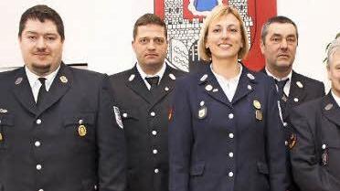 Ehrungen und Wahlen gab es bei der Versammlung der Feuerwehr. Unser Bild zeigt von links: Rüdiger Knötgen (20 Jahre), Benjamin Schulz (neuer Kassier), Monika Petsch (25 Jahre), Reinhold Heppt (35 Jahre), Vorsitzenden Helmut Kühn und Kommandant Robert Müller. Foto: Nöth