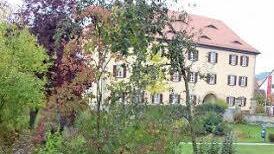 Blick auf das alte Castell'sche Schloss in Burghaslach (oben) und auf einen hübschen Rastplatz an der Schlüsselfelder Stadtmauer (unten).