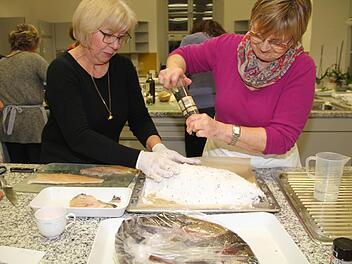 Irmgard Schopf (li.) und Ingrid Sünkel (re.) haben sich für die Zubereitung eines "Fisch im Rosmarin-Salz-Mantel" entschieden.  Foto: Gerda Völk