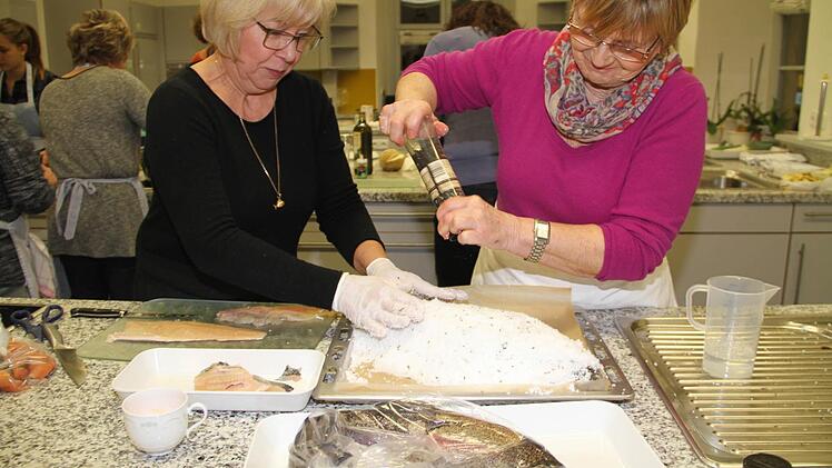 Irmgard Schopf (li.) und Ingrid Sünkel (re.) haben sich für die Zubereitung eines "Fisch im Rosmarin-Salz-Mantel" entschieden.  Foto: Gerda Völk