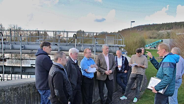 Bauamtsleiter Martin Lang (vorne rechts) und Bürgermeister Jürgen Hennemann (5. von links) machten in Ausführungen den Mitgliedern des Bauausschusses deutlich, dass einiges an Geld in die Hand genommen werden muss, um die Kläranlage funktionsfähig zu erhalten.