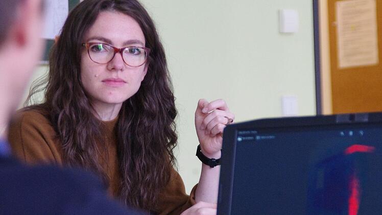 Sabine De Schutter geht mit ihren Workshop-Teilnehmern zunächst theoretisch auf die Wirkung verschiedener Beleuchtungen ein. Foto: Marco Meißner