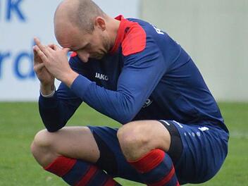 Marco Dießenbacher musste sich Anfang November beim SCW Obermain nach einer Roten Karte eines Burgkunstadters eine neue Taktik einfallen lassen. Keine vier Wochen später ist er nicht mehr Spielertrainer des FC Burgkunstadt.  Foto: Gunther Czepera