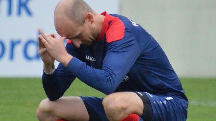 Marco Dießenbacher musste sich Anfang November beim SCW Obermain nach einer Roten Karte eines Burgkunstadters eine neue Taktik einfallen lassen. Keine vier Wochen später ist er nicht mehr Spielertrainer des FC Burgkunstadt.  Foto: Gunther Czepera