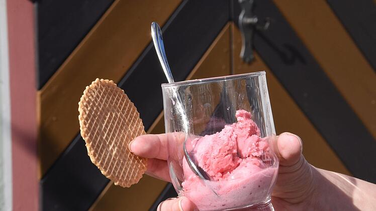 Eine Kugel Eis schmeckt auch ganz ohne Wegwerfbecher und Plastiklöffel. Foto: Christoph Wiedemann