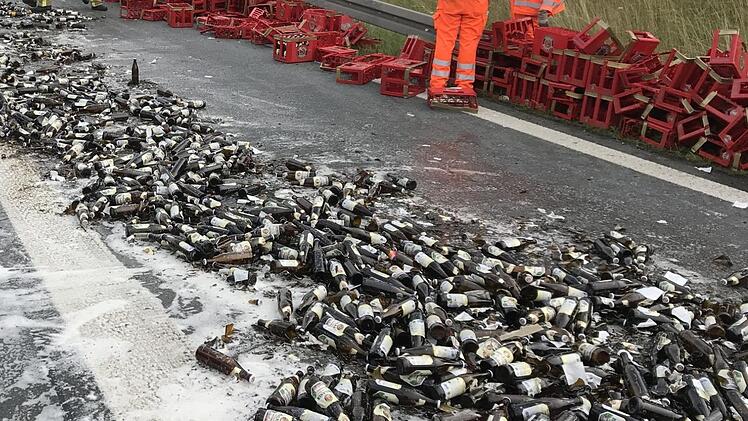 Am Autobahnkreuz Erlangen hat ein Lkw am Freitag rund 15 Paletten Bier verloren - mit entsprechenden Verkehrsbehinderungen. Symbolfoto: NEWS5 / Fricke