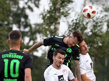 Eltersdorfs Kevin Wolemann im Kopfballduell mit Bernd Rosinger und Tim Olschewski vom SV Seligenporten. Foto: Sportfoto Zink