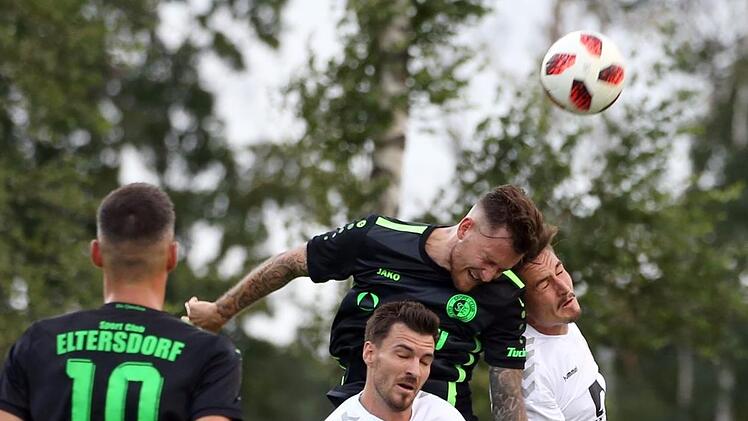Eltersdorfs Kevin Wolemann im Kopfballduell mit Bernd Rosinger und Tim Olschewski vom SV Seligenporten. Foto: Sportfoto Zink