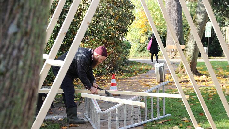 Der K&uuml;nstler Robert Enderwitz wird den Weg, der durch den Park f&uuml;hrt, ein St&uuml;ck weit illuminieren. Foto: Mirjam Stumpf