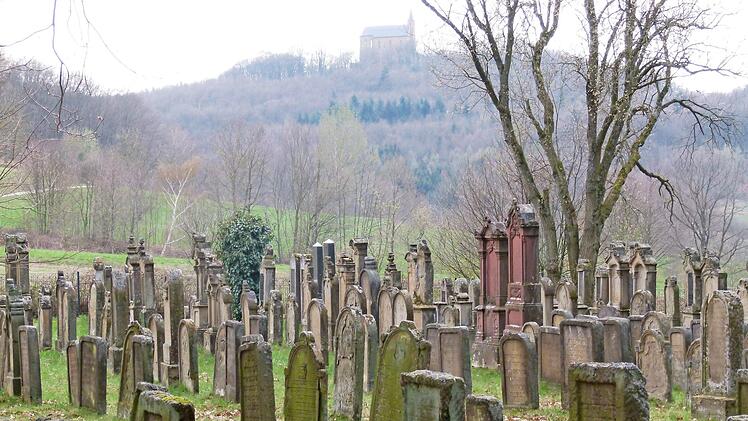 Jüdischer Friedhof mit Blick auf die Gügelkirche  Fotos: Marion Krüger-Hundrup