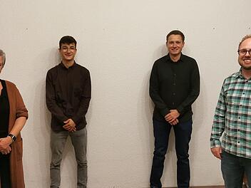 Das neue Vorstandstrio des Wildfleckener Musikzugs setzt sich zusammen aus (von links) Karina Gundelach, Marlon Benkert und Dominik Köstler. Sie lösen den bisherigen Vorsitzenden Steffen Fröhlich (rechts) ab. Foto: Marion Eckert