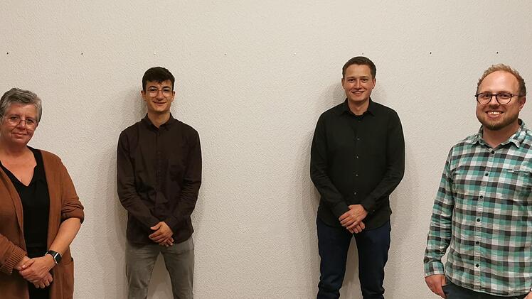 Das neue Vorstandstrio des Wildfleckener Musikzugs setzt sich zusammen aus (von links) Karina Gundelach, Marlon Benkert und Dominik Köstler. Sie lösen den bisherigen Vorsitzenden Steffen Fröhlich (rechts) ab. Foto: Marion Eckert