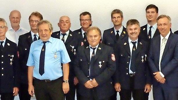 Die für 40 Jahre aktiven Dienst Geehrten mit Zweitem Kommandanten Andreas Lunz (li.), Bürgermeister Gerald Brehm (3.v.l.), Landrat Alexander Tritthart (3.v.r.), Kreisbrandrat Matthias Rocca (2. Reihe 3.v.r.), rechts neben ihm Kommandant Uwe Burkar...