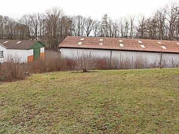 Über 5000 Kubikmeter Erdreich müssen abtransportiert werden, um eine Zufahrt zum geplanten neuen Bauhof der Gemeinde Lautertal zu schaffen.