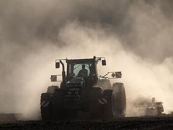 Mal stauben die Äcker, mal wird der Boden weggeschwemmt - der Klimawandel lässt das Wetter im Coburger Land die verrücktesten Kapriolen schlagen. Foto: CT-Archiv