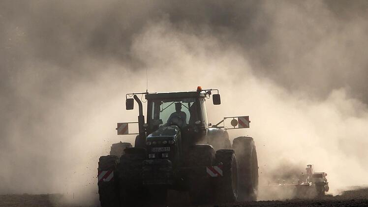 Mal stauben die Äcker, mal wird der Boden weggeschwemmt - der Klimawandel lässt das Wetter im Coburger Land die verrücktesten Kapriolen schlagen. Foto: CT-Archiv