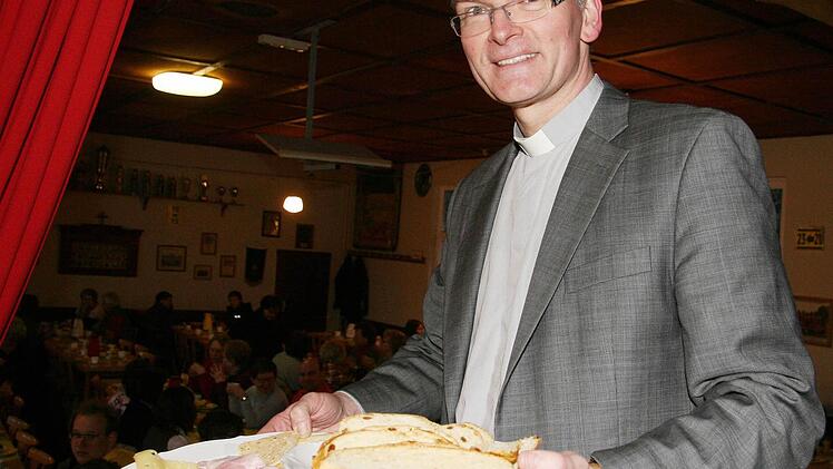 Käse- und Schinkenplatten, Osterzopf - an alles, was zu einem ausgiebigen Frühstück gehört, hatten die Helfer gedacht.