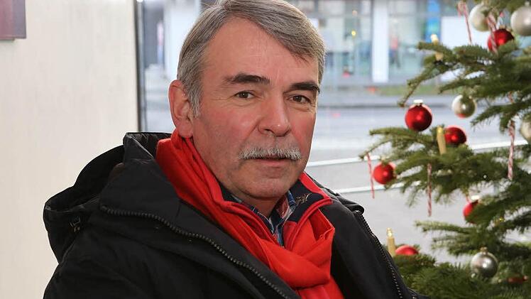 Gustl Mollath neben dem Christbaum im Medienhaus in Bamberg. Foto: Barbara Herbst