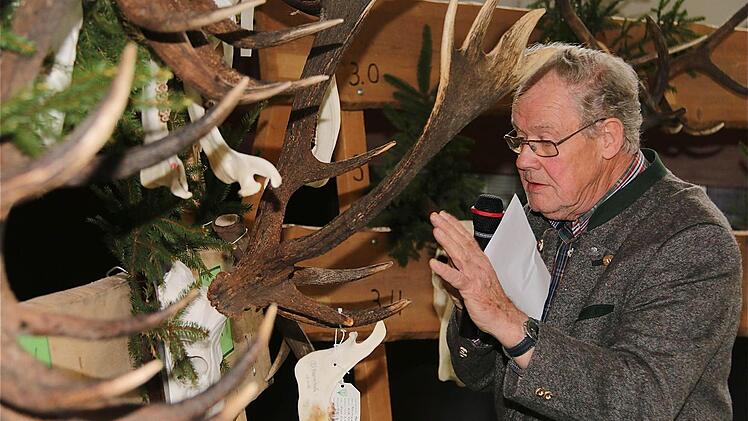 Begutachtung der Geweihe: Christoph Frucht, Leiter der Rotwild-Hegegemeinschaft, würdigte die ausgestellten Trophäen.  Foto: Gerd Schaar