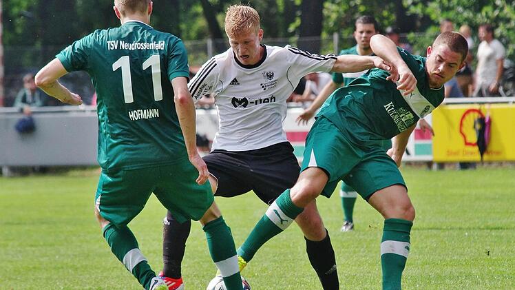 Zweikampf zwischen dem Neudrossenfelder Sebastian Lattermann (rechts) und dem Erlenbacher Lukas Retsch. Foto: Jörg Albert