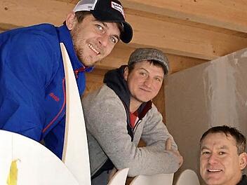 Gerhard Dünisch (rechts) versenkt die letzte Schraube in seinem Bauwerk, das der neue Steinacher Siebener-Rat zur diesjährigen Faschingssaison nutzen wird. Frank Schmitt (Mitte) und Andreas Freibott begutachten die Arbeit und sitzen schon mal zur Probe.