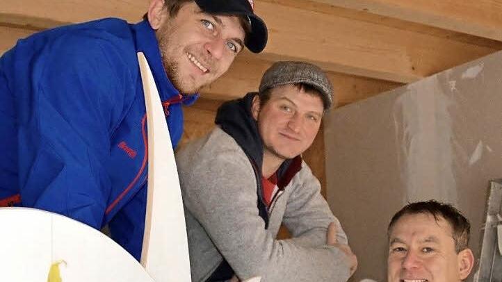 Gerhard Dünisch (rechts) versenkt die letzte Schraube in seinem Bauwerk, das der neue Steinacher Siebener-Rat zur diesjährigen Faschingssaison nutzen wird. Frank Schmitt (Mitte) und Andreas Freibott begutachten die Arbeit und sitzen schon mal zur Probe.