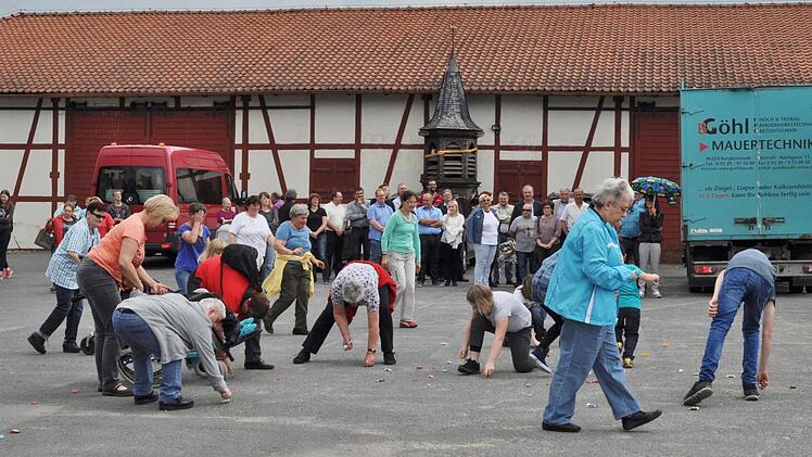 Der Bonbonregen begeisterte die Zuschauer sehr und flugs war alles wieder aufgesammelt. Das Türmchen in der Bildmitte wird ins Dach des Neubaus integriert. Foto: Ingrid Kohles