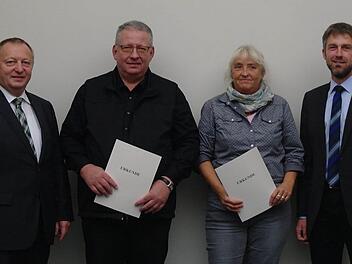 Landrat Thomas Bold (links) und Bürgermeister Jochen Vogel (rechts) ehrten Albrecht Witzel und Ute Becker für jahrelanges Engagement in der Gemeinde Motten.  Foto: Stephanie Elm