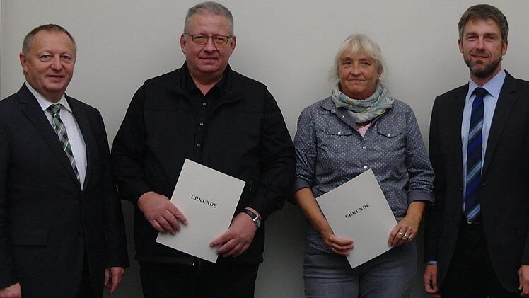 Landrat Thomas Bold (links) und Bürgermeister Jochen Vogel (rechts) ehrten Albrecht Witzel und Ute Becker für jahrelanges Engagement in der Gemeinde Motten.  Foto: Stephanie Elm