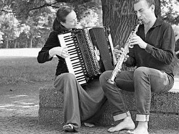 Ein spannendes Cross-Over-Programm pr&auml;sentieren am Samstag, 14. Januar, Franziska Klimpel (Akkordeon) und Michael Breitenbach (Sopransaxofon) als Duo FranzM.  Foto: Clarissa Breitenbach