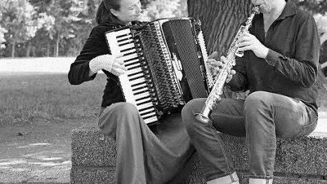 Ein spannendes Cross-Over-Programm pr&auml;sentieren am Samstag, 14. Januar, Franziska Klimpel (Akkordeon) und Michael Breitenbach (Sopransaxofon) als Duo FranzM.  Foto: Clarissa Breitenbach