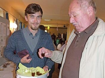 Gerhard Opel probiert den Walnusslikör, und sein Fazit war: "Hm, schmeckt gut!" Links Stefan Schwarz. Foto: Werner Reißaus