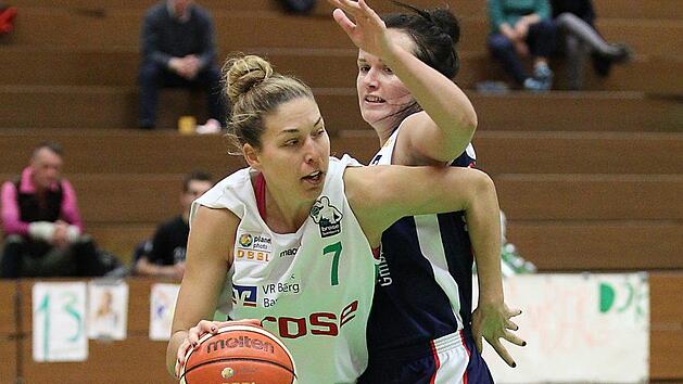 Um zu alter St&auml;rke zur&uuml;ckzufinden, ist auch die Erfahrung von Svenja Zeis (l.) gefragt, die hier die Krofdorferin Alise Karlsone stehen l&auml;sst. Foto: sportpress