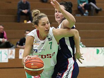 Um zu alter Stärke zurückzufinden, ist auch die Erfahrung von Svenja Zeis (l.) gefragt, die hier die Krofdorferin Alise Karlsone stehen lässt. Foto: sportpress